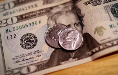 dolar 400x255 - Dólar abre em queda com juros e eleições dos EUA em foco