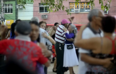 idosos 1 400x255 - Atividades físicas proporcionam mais e melhores dias dos avós