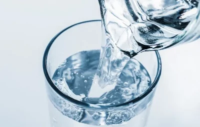 vista superior jarra de enchimento de copo de agua 23 2148113552 400x255 - Gilmar Mendes adia julgamento no STF sobre lei do RJ que obriga restaurantes a fornecer água filtrada grátis