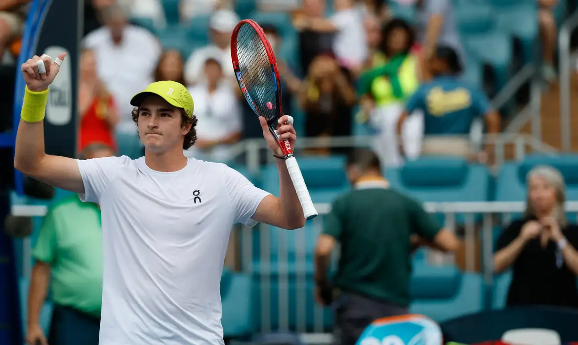 João Fonseca avança à 3ª rodada em Miami após bater tenista francês