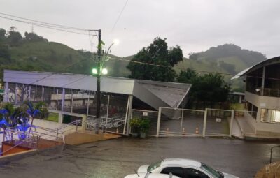 WhatsApp Image 2025 12 03 at 18.37.14 1 400x255 - Temporal causa estragos em Iconha e derruba teto do estacionamento da Igreja Matriz