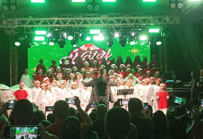 WhatsApp Image 2025 12 19 at 19.15.40 670x460 - Natal Iluminado de Iconha emociona público com noite de coral infantil, músicas natalinas e presença do bom velhinho