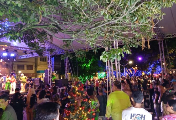 WhatsApp Image 2025 12 20 at 23.57.37 1 670x460 - Último dia de shows do Natal Iluminado anima público na Praça Central de Iconha