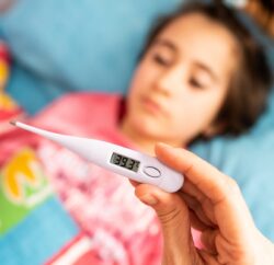 viroses em criancas 250x242 - Virose com sintomas gripais afeta crianças e adolescentes em Iconha